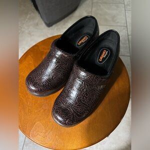 *Sale* Safe T Step slip on mid heel slip resistant brown work clogs W SZ 7 see …